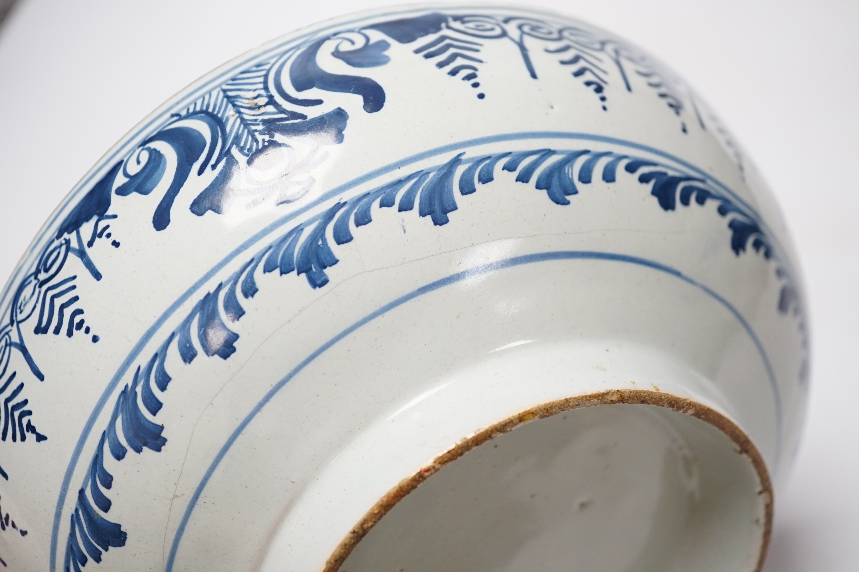 An early 18th century Delft blue and white bowl, 20cm diameter